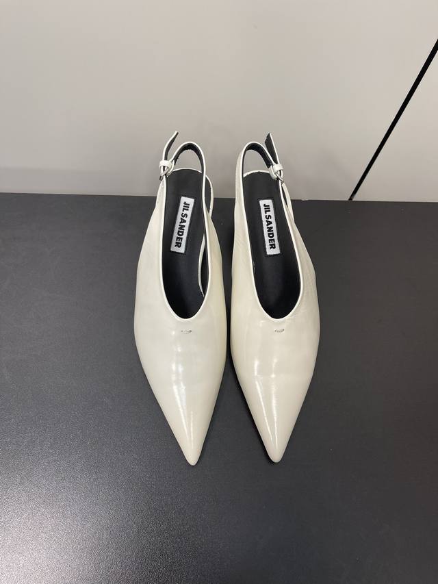 jil Sander 2024早春吉尔桑达猫跟凉鞋 极简主义炒鸡柔软舒适矮跟鞋时髦精绝对不能错过的必入款，没有任何繁杂装饰，质感极好的vintage感， 鞋面：