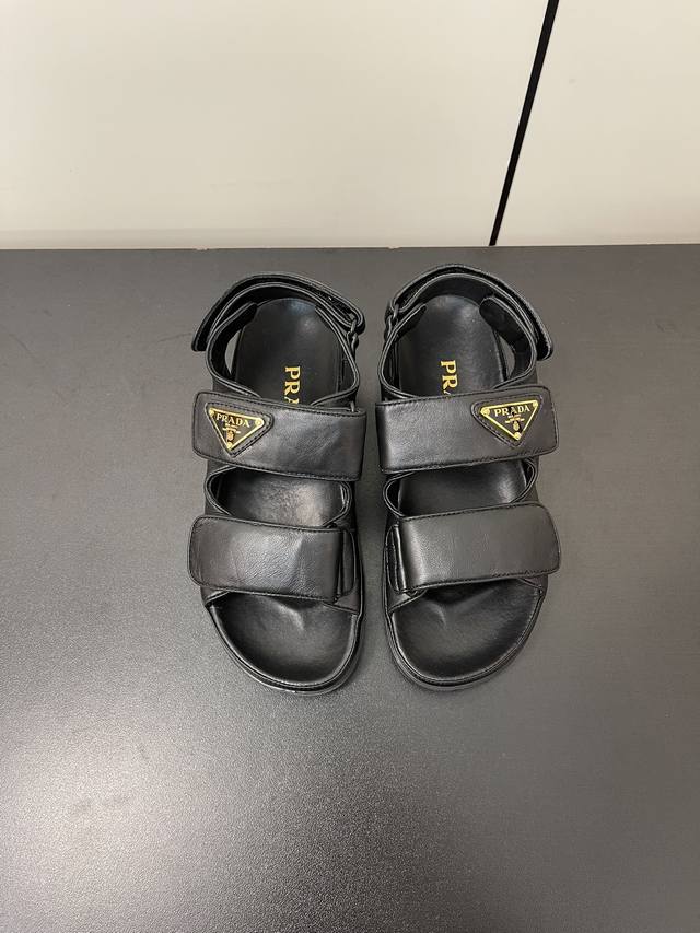 prada 24Ss新款沙滩鞋 搭配三角扣 Logo 的设计和简约的线条 很有格调 简单纯粹得色调 原版开模 舒适炸街 黑色面料选用 小羊皮材质 Logo 双层