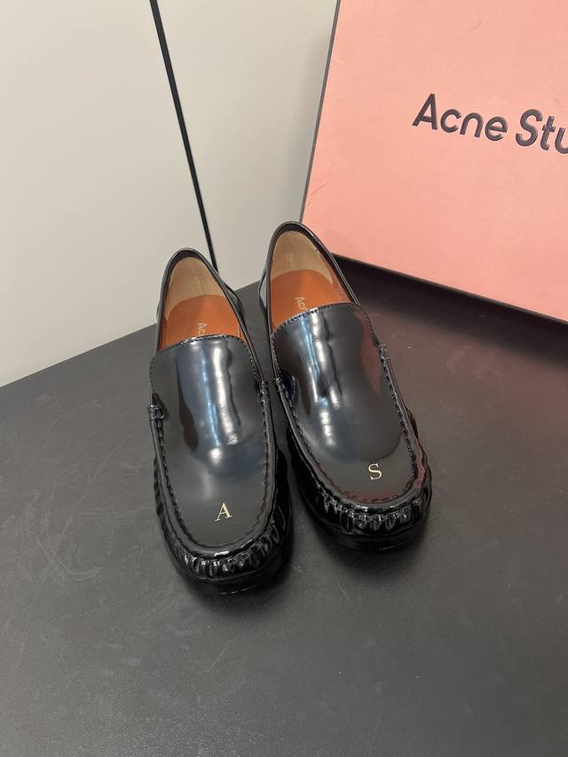 新品 Acne Studio 23 乐福鞋 之前看到博主 Danielsimmons 穿了这双鞋，果断专柜下单做出来了，很舒服。脚边是做皱的，所以穿旧了会更好看