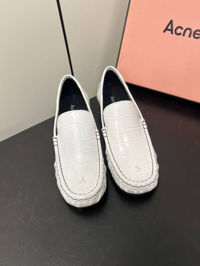 新品 Acne Studio 24 乐福鞋 之前看到博主 Danielsimmons 穿了这双鞋，果断专柜下单做出来了，很舒服。脚边是做皱的，所以穿旧了会更好看