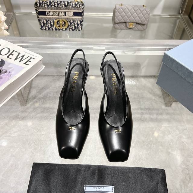 工厂价 ，25年新款上市走秀明星新品时尚潮流 Prada 普拉达 方头高跟方跟粗跟凉鞋后空单鞋。鞋面采用进口牛漆皮，内里垫脚为进口羊皮，意大利注塑真皮大底。跟高