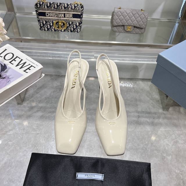 工厂价 ，25年新款上市走秀明星新品时尚潮流 Prada 普拉达 方头高跟方跟粗跟凉鞋后空单鞋。鞋面采用进口牛漆皮，内里垫脚为进口羊皮，意大利注塑真皮大底。跟高