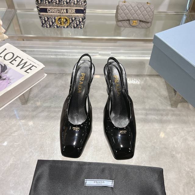 工厂价 ，25年新款上市走秀明星新品时尚潮流 Prada 普拉达 方头高跟方跟粗跟凉鞋后空单鞋。鞋面采用进口牛漆皮，内里垫脚为进口羊皮，意大利注塑真皮大底。跟高