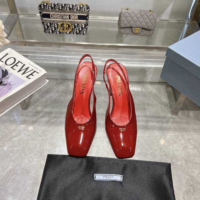 工厂价 ，25年新款上市走秀明星新品时尚潮流 Prada 普拉达 方头高跟方跟粗跟凉鞋后空单鞋。鞋面采用进口牛漆皮，内里垫脚为进口羊皮，意大利注塑真皮大底。跟高