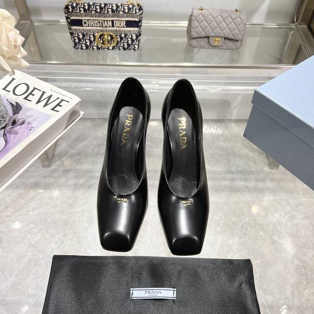 工厂价 ，25年新款上市走秀明星新品时尚潮流 Prada 普拉达 方头高跟方跟粗跟凉鞋后空单鞋。鞋面采用进口牛漆皮，内里垫脚为进口羊皮，意大利注塑真皮大底。跟高