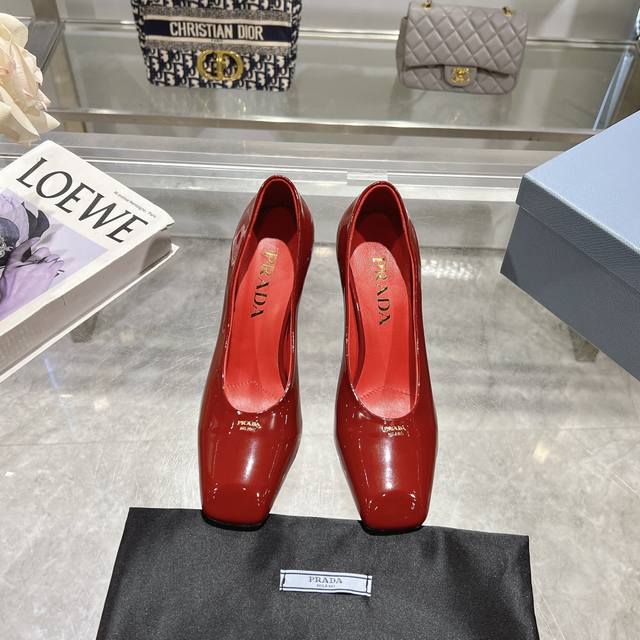 工厂价 ，25年新款上市走秀明星新品时尚潮流 Prada 普拉达 方头高跟方跟粗跟凉鞋后空单鞋。鞋面采用进口牛漆皮，内里垫脚为进口羊皮，意大利注塑真皮大底。跟高