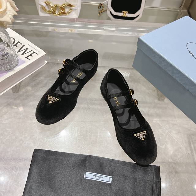 prada 普拉达2025Ss春夏新品 闪亮登场 玛丽珍平底芭蕾舞鞋 柔软舒适 ，小红书各大博主推荐，妥妥的学院风通勤1-1开发 圆头金色三角标扣 出厂价 面料