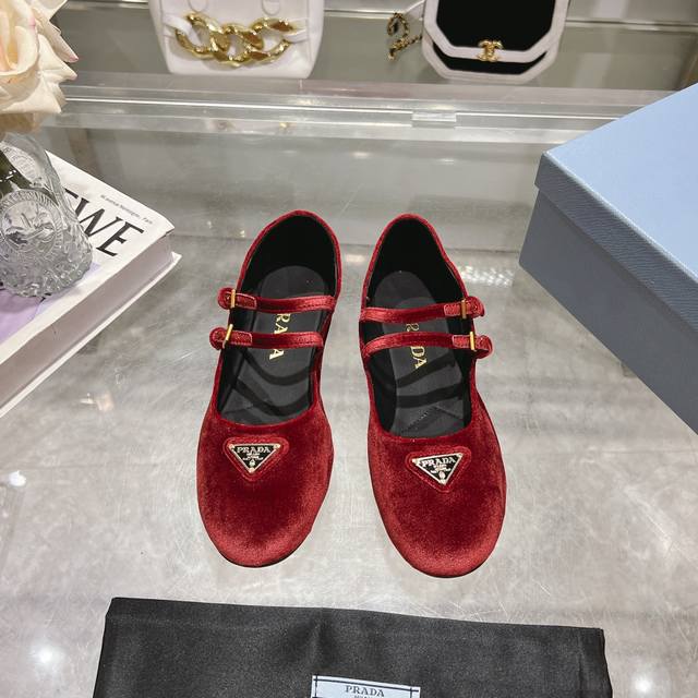 prada 普拉达2025Ss春夏新品 闪亮登场 玛丽珍平底芭蕾舞鞋 柔软舒适 ，小红书各大博主推荐，妥妥的学院风通勤1-1开发 圆头金色三角标扣 出厂价 面料