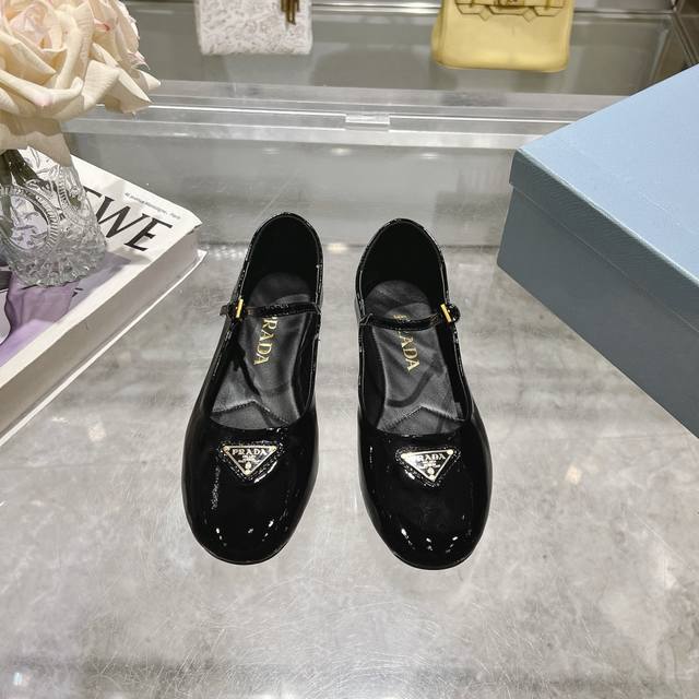 prada 普拉达2024Ss春夏新品 闪亮登场 玛丽珍平底芭蕾舞鞋 柔软舒适 ，小红书各大博主推荐，妥妥的学院风通勤1-1开发 圆头金色三角标扣 出厂价 面料