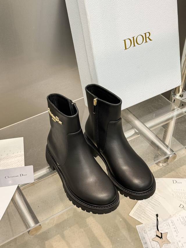 出厂价： Dior 迪奥2024秋冬新款d-Town系列朋克风低跟女靴 明星同款cd字母logo五金扣机车靴 厚底圆头侧拉链骑士短靴 材质：鞋面进口全粒面小牛皮