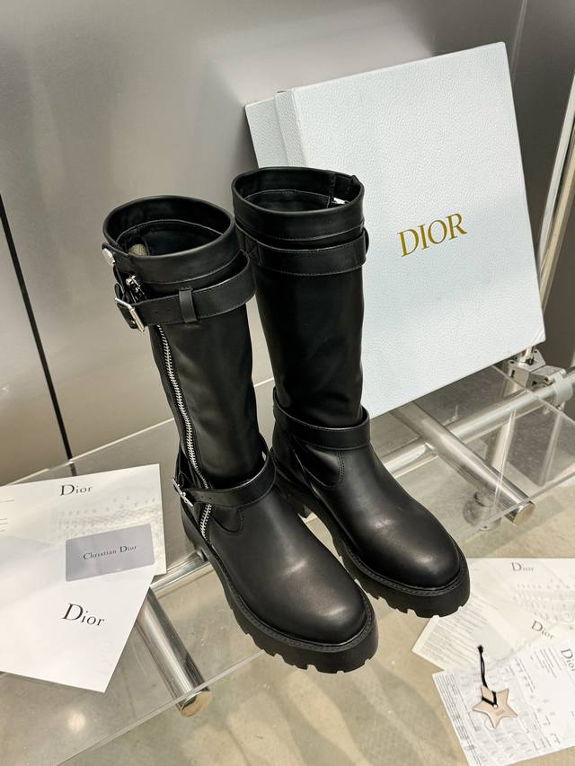 出厂价： Dior 迪奥2024秋冬新款d-Major系列朋克风女靴 明星同款cd字母logo五金皮带扣侧拉链机车靴 粗跟厚底圆头一脚蹬高筒骑士长靴 材质：鞋面