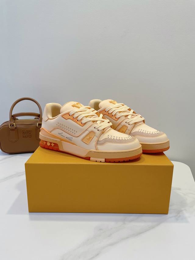 人工水洗、改色工艺 Lv Trainer Sneaker 一如继往的给足安全感，实物比图片更好看更精致！梦中情鞋击败～99% 多巴胺百搭，糖果色系真的好甜 元气