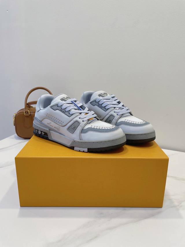 人工水洗、改色工艺 Lv Trainer Sneaker 一如继往的给足安全感，实物比图片更好看更精致！梦中情鞋击败～99% 多巴胺百搭，糖果色系真的好甜 元气