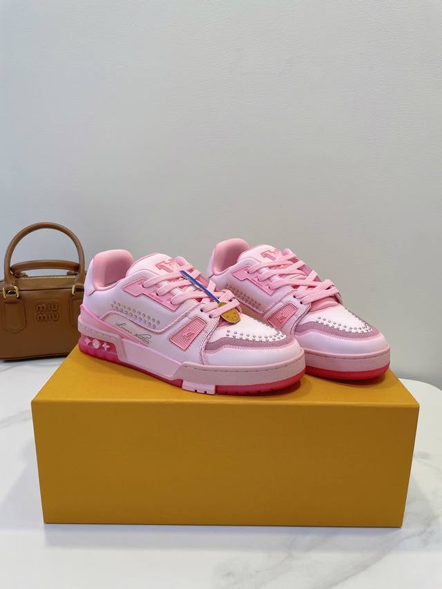 人工水洗、改色工艺 Lv Trainer Sneaker 一如继往的给足安全感，实物比图片更好看更精致！梦中情鞋击败～99% 多巴胺百搭，糖果色系真的好甜 元气