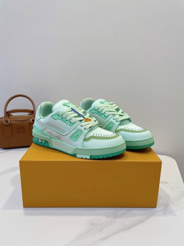 人工水洗、改色工艺 Lv Trainer Sneaker 一如继往的给足安全感，实物比图片更好看更精致！梦中情鞋击败～99% 多巴胺百搭，糖果色系真的好甜 元气