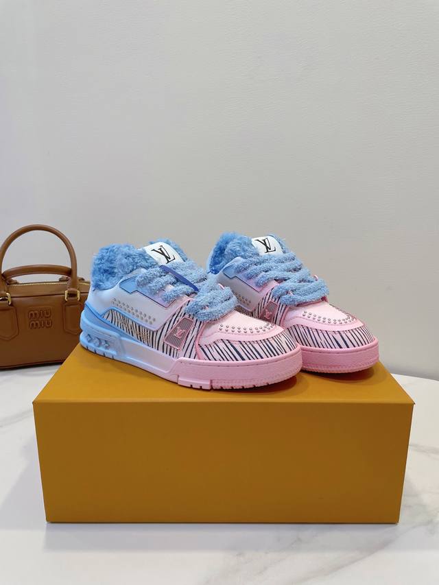 Lv Trainer Sneaker 一如继往的给足安全感，实物比图片更好看更精致！梦中情鞋击败～99% 多巴胺百搭，糖果色系真的好甜 元气度满满的 奢华品质，