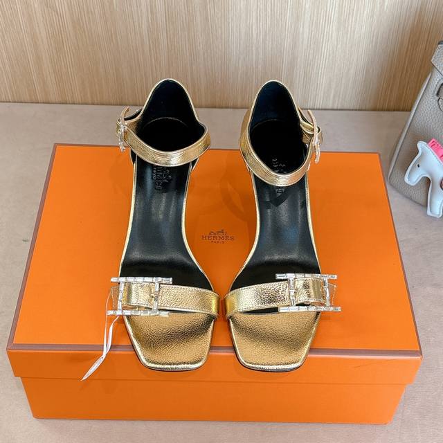 7Cm 组图 出厂价 Hermes 爱马仕 Judy 105高跟凉鞋 时尚又百搭 搭配hapi鞋扣 超级舒服 每个细节都做到极致 搭配同色调标志性纯鞋扣 设计简