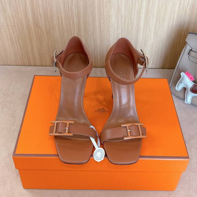 10.5Cm 组图 出厂价 Hermes 爱马仕 Judy 105高跟凉鞋 时尚又百搭 搭配hapi鞋扣 超级舒服 每个细节都做到极致 搭配同色调标志性纯鞋扣