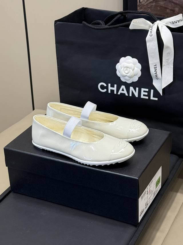 顶级品质 Chanel Ss25 New Arrival～ 小香25春夏玛丽珍平底鞋新品 Chanel这一季的玛丽珍头型圆圆的， 微宽的感觉，可爱指数 Up 俏