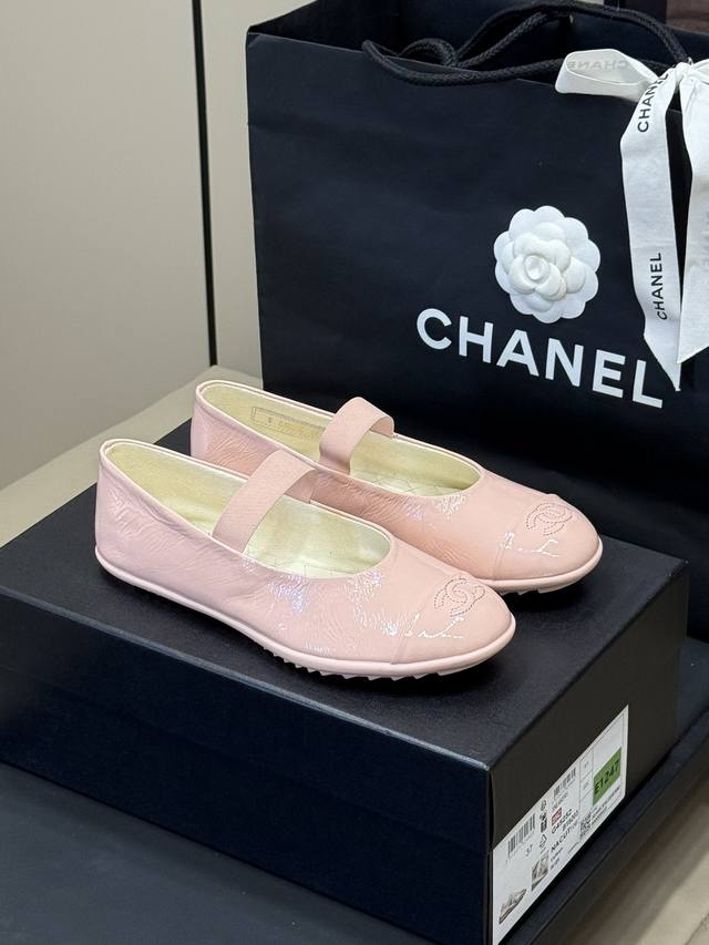 顶级品质 Chanel Ss25 New Arrival～ 小香25春夏玛丽珍平底鞋新品 Chanel这一季的玛丽珍头型圆圆的， 微宽的感觉，可爱指数 Up 俏