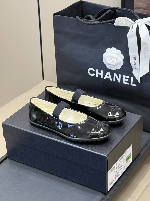 顶级品质 Chanel Ss25 New Arrival～ 小香25春夏玛丽珍平底鞋新品 Chanel这一季的玛丽珍头型圆圆的， 微宽的感觉，可爱指数 Up 俏