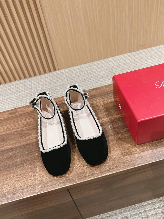 顶级品质 Roger Vivier Fw25 Mew Arrival～ Rv 2025早春新款｜玛丽珍平底鞋 绒面小圆头加上珍珠小方水晶钻扣饰以点缀， 精致俏皮