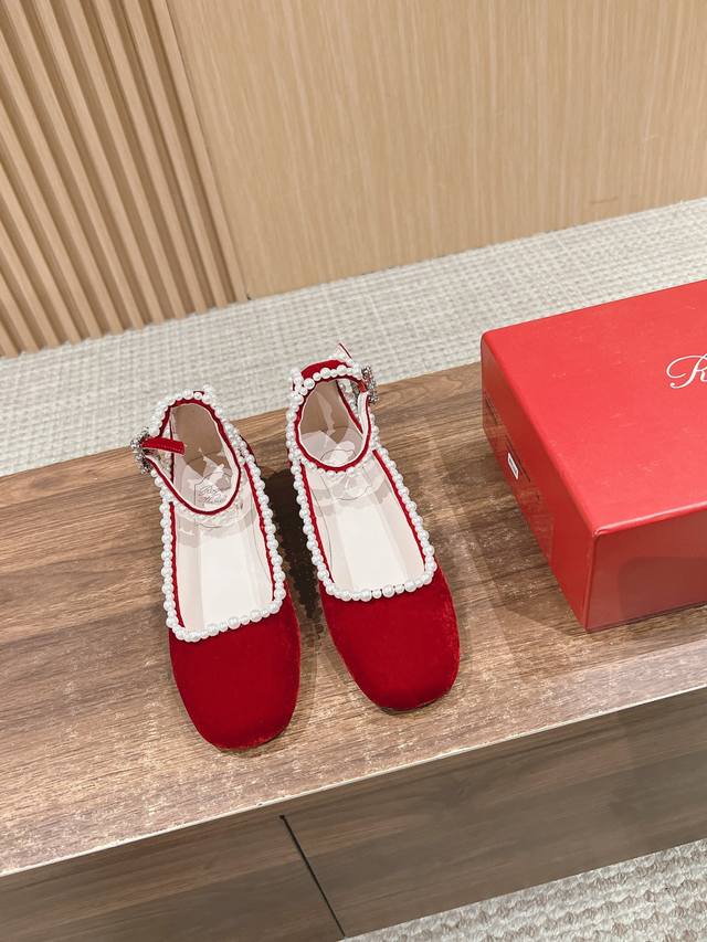 顶级品质 Roger Vivier Fw25 Mew Arrival～ Rv 2025早春新款｜玛丽珍平底鞋 绒面小圆头加上珍珠小方水晶钻扣饰以点缀， 精致俏皮