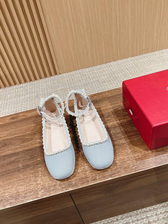 顶级品质 Roger Vivier Fw25 Mew Arrival～ Rv 2025早春新款｜玛丽珍平底鞋 绒面小圆头加上珍珠小方水晶钻扣饰以点缀， 精致俏皮