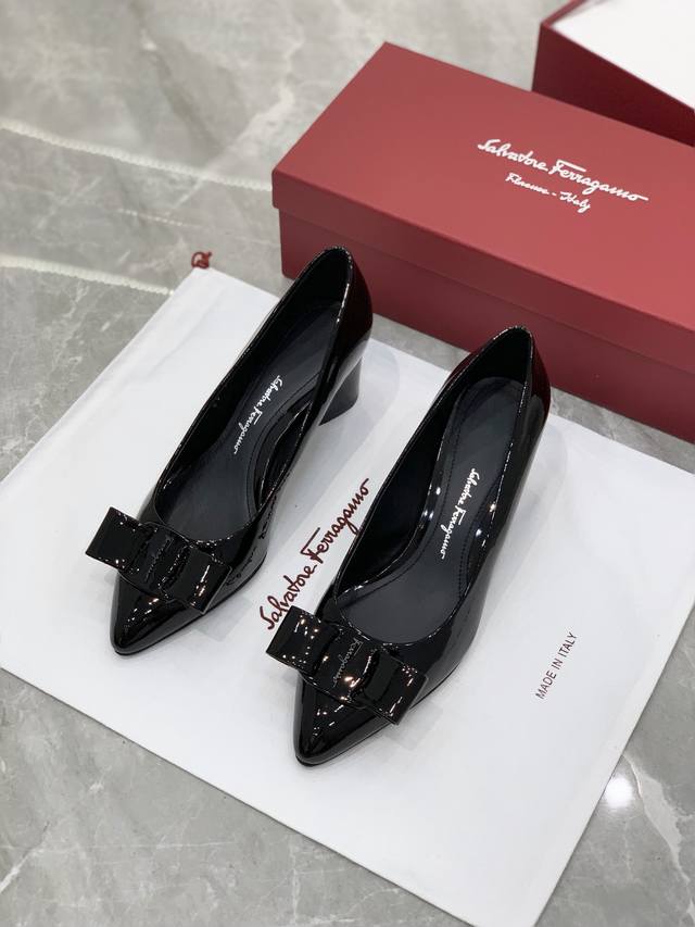 salvatore Ferraga*O 菲拉*慕最新糖果色走秀款尖头浅口viva芭蕾舞鞋 颜值真的超高喔！今年的走秀款viva尖头搭配糖果配色，一下子少女了，满