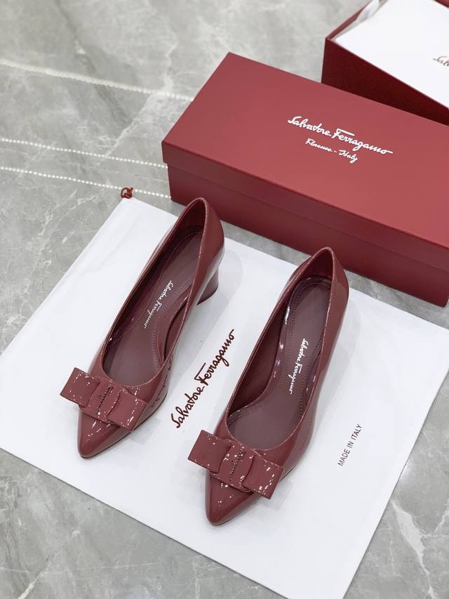 salvatore Ferraga*O 菲拉*慕最新糖果色走秀款尖头浅口viva芭蕾舞鞋 颜值真的超高喔！今年的走秀款viva尖头搭配糖果配色，一下子少女了，满