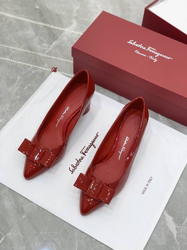 salvatore Ferraga*O 菲拉*慕最新糖果色走秀款尖头浅口viva芭蕾舞鞋 颜值真的超高喔！今年的走秀款viva尖头搭配糖果配色，一下子少女了，满