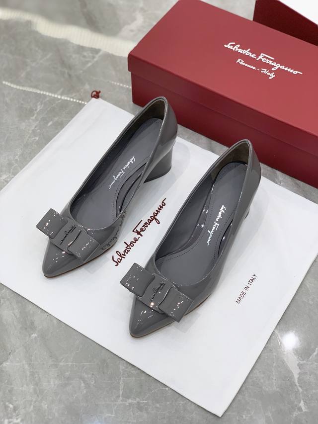 salvatore Ferraga*O 菲拉*慕最新糖果色走秀款尖头浅口viva芭蕾舞鞋 颜值真的超高喔！今年的走秀款viva尖头搭配糖果配色，一下子少女了，满