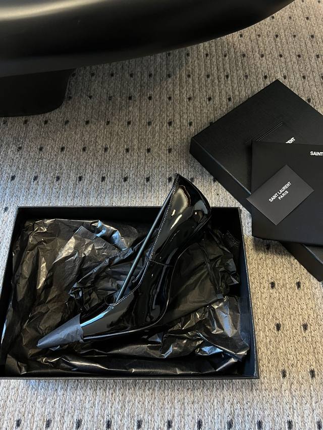 顶级品质 Saint Laurent 24 Ysl 小金头方跟高跟鞋单鞋 上脚特别稳，超跟脚，放心入！鞋跟是重新开模定制的，独家的鞋跟，高度与正品一致区别各种不