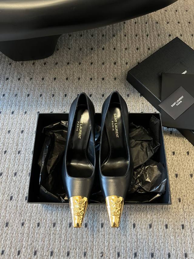 顶级品质 Saint Laurent 24 Ysl 小金头方跟高跟鞋单鞋 上脚特别稳，超跟脚，放心入！鞋跟是重新开模定制的，独家的鞋跟，高度与正品一致区别各种不