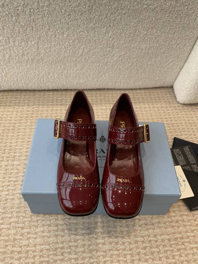 prada 普拉达 25Ss早春新款 经典圆头玛丽珍 单鞋 蛮复古暗黑系的一款玛丽珍 颜值和舒适度这块都把我吃的死死的！ 可盐可甜的娃娃头设计 透着满满的少女感