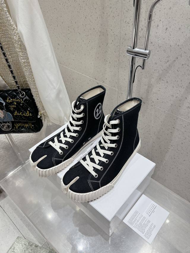 情侣款 配一双分趾袜 Maison Margiela *马吉拉 春夏新品 专柜最新走秀款tabi分趾休闲帆布鞋系列～ Mm6马吉拉经典阿甘复古休闲运动鞋 四季可