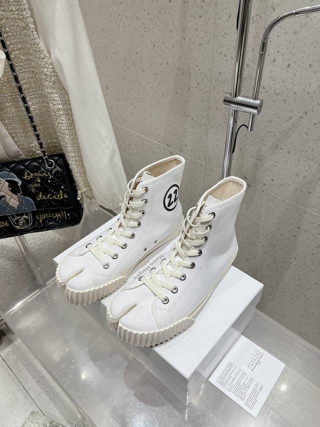 情侣款 配一双分趾袜 Maison Margiela *马吉拉 春夏新品 专柜最新走秀款tabi分趾休闲帆布鞋系列～ Mm6马吉拉经典阿甘复古休闲运动鞋 四季可