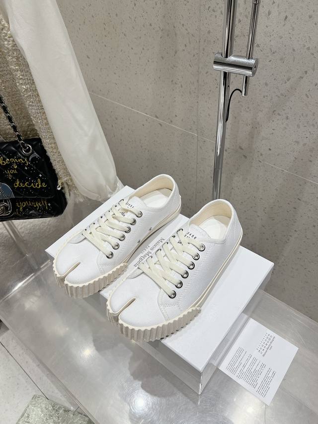 情侣款 配一双分趾袜 Maison Margiela *马吉拉 春夏新品 专柜最新走秀款tabi分趾休闲帆布鞋系列～ Mm6马吉拉经典阿甘复古休闲运动鞋 四季可