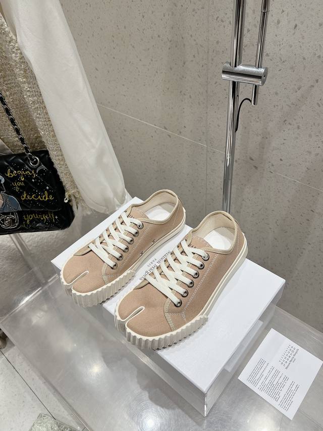 情侣款 配一双分趾袜 Maison Margiela *马吉拉 春夏新品 专柜最新走秀款tabi分趾休闲帆布鞋系列～ Mm6马吉拉经典阿甘复古休闲运动鞋 四季可