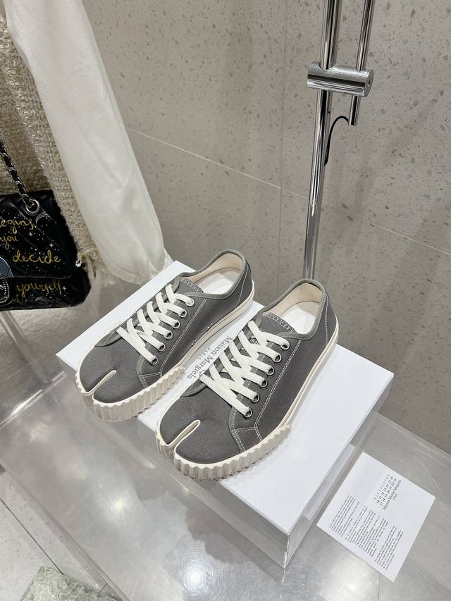 情侣款 配一双分趾袜 Maison Margiela *马吉拉 春夏新品 专柜最新走秀款tabi分趾休闲帆布鞋系列～ Mm6马吉拉经典阿甘复古休闲运动鞋 四季可