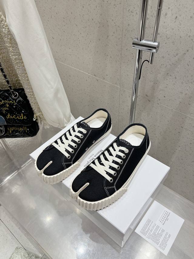 情侣款 配一双分趾袜 Maison Margiela *马吉拉 春夏新品 专柜最新走秀款tabi分趾休闲帆布鞋系列～ Mm6马吉拉经典阿甘复古休闲运动鞋 四季可