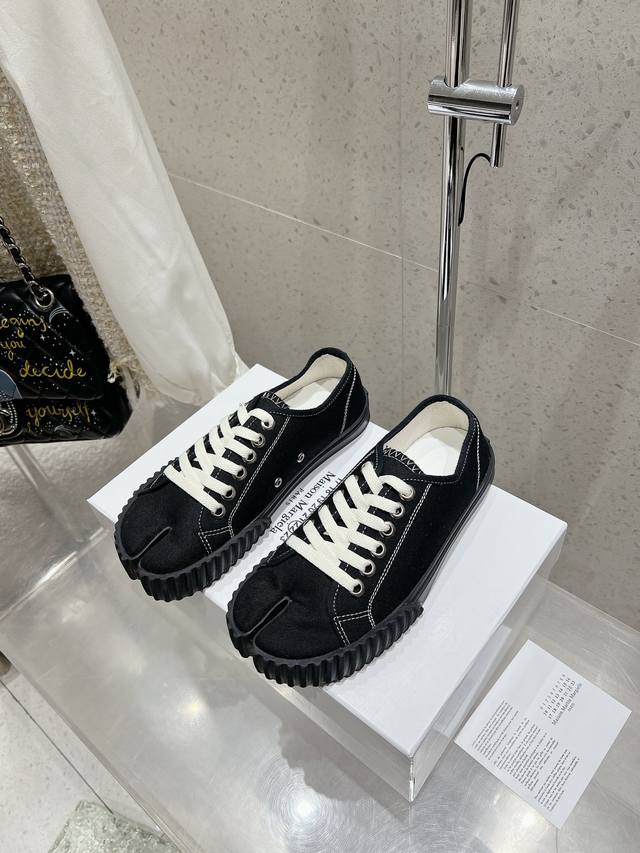 情侣款 配一双分趾袜 Maison Margiela *马吉拉 春夏新品 专柜最新走秀款tabi分趾休闲帆布鞋系列～ Mm6马吉拉经典阿甘复古休闲运动鞋 四季可