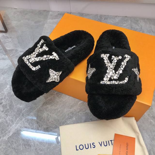 薄底版本louis Vuitton 2024新款羊毛拖鞋细柔软羊毛 頂级品质纯皮毛一体直毛打造！超温暖的感觉，穿上仿佛踩在云朵上lv经典老花装饰，精致高级！手工