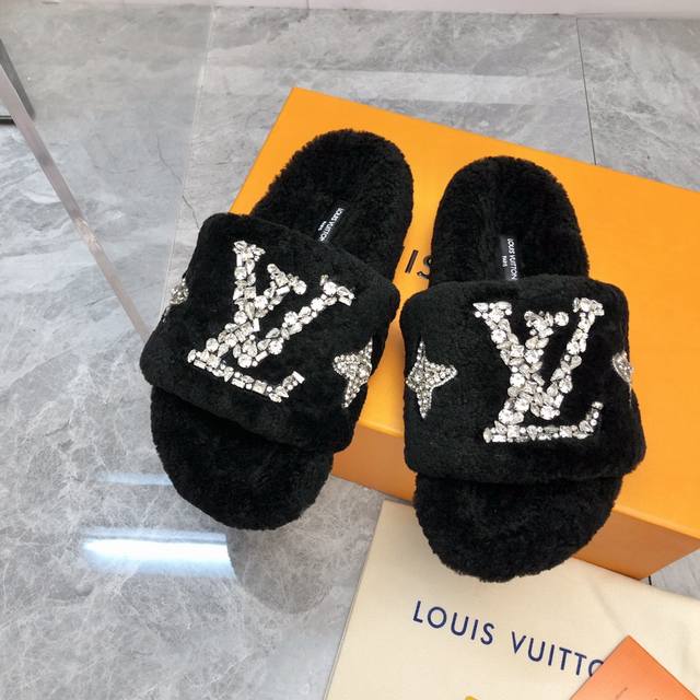 底版本 Louis Vuitton 2024新款羊毛拖鞋细柔软羊毛 頂级品质纯皮毛一体直毛打造！超温暖的感觉，穿上仿佛踩在云朵上lv经典老花装饰，精致高级！手工