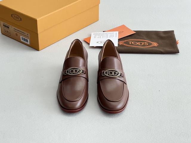 tod'S最新logo乐福鞋 顶级版本：东莞货 :Tods今年新出的这双真的很经典，款式大方硬朗，鞋面金环摩登时髦 根本不用二选一，两个色都好搭，可以一起收入囊