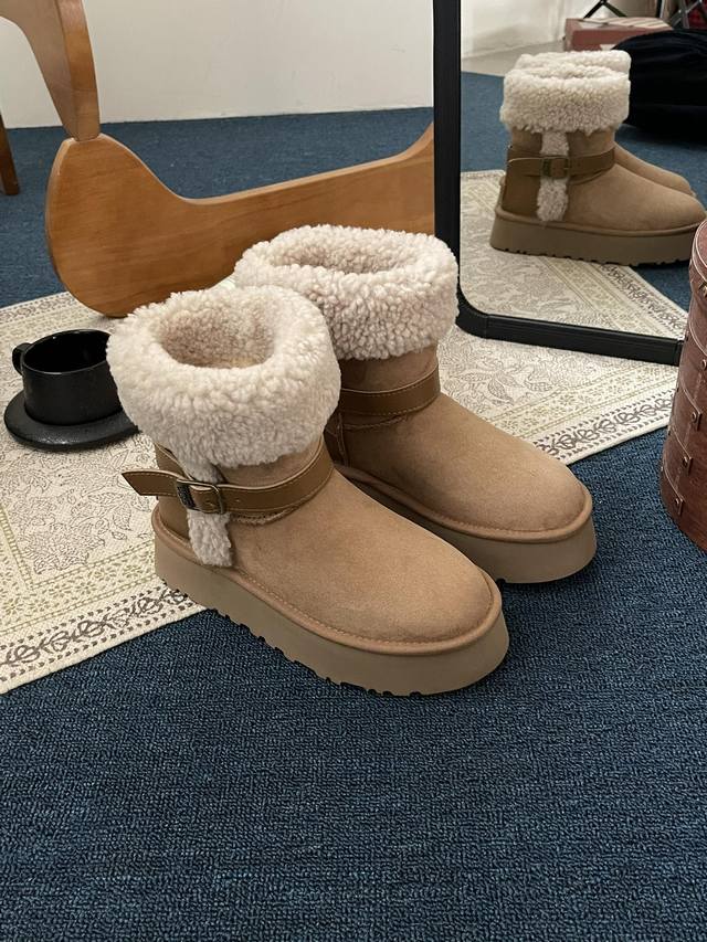 工厂价 Ugg.新品皮扣卷毛骑士靴 低筒 简约大气的设计 秋冬怎么搭配都好看 不会轻易被淘汰 上脚不显胖 值得拥有 纯纯的隆丰皮毛一体 卷毛搭配超洋气 Size