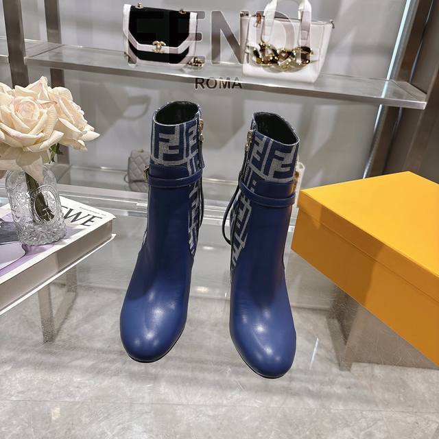 出厂价： 真皮大底： Fendi 2025 新款新色 ：： 芬 迪 Delfina 皮革高跟短靴 圆头皮革delfina短靴，靴管采用优质皮革。鞋跟饰有镂刻细节