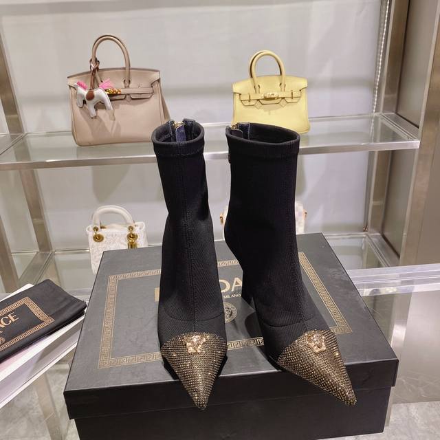 fendi & Versace联名系列 高版本 出厂价： 海外秀版1：1 芬迪&范思哲烫钻弹力针织 短靴 ～～～～ 秀款 芬迪杜美莎烫钻人头&弹力针织高跟短靴_