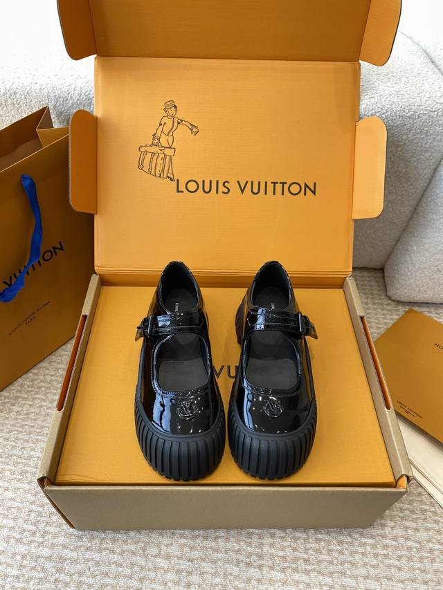 官网同步盒包装 Louis Vuitton 24秋冬 Lv 路易威登秋冬新款复古厚底鞋 玛丽珍 可爱十足非常减龄，完全不害怕显腿短，穿上后显得腿又瘦又直，超级推