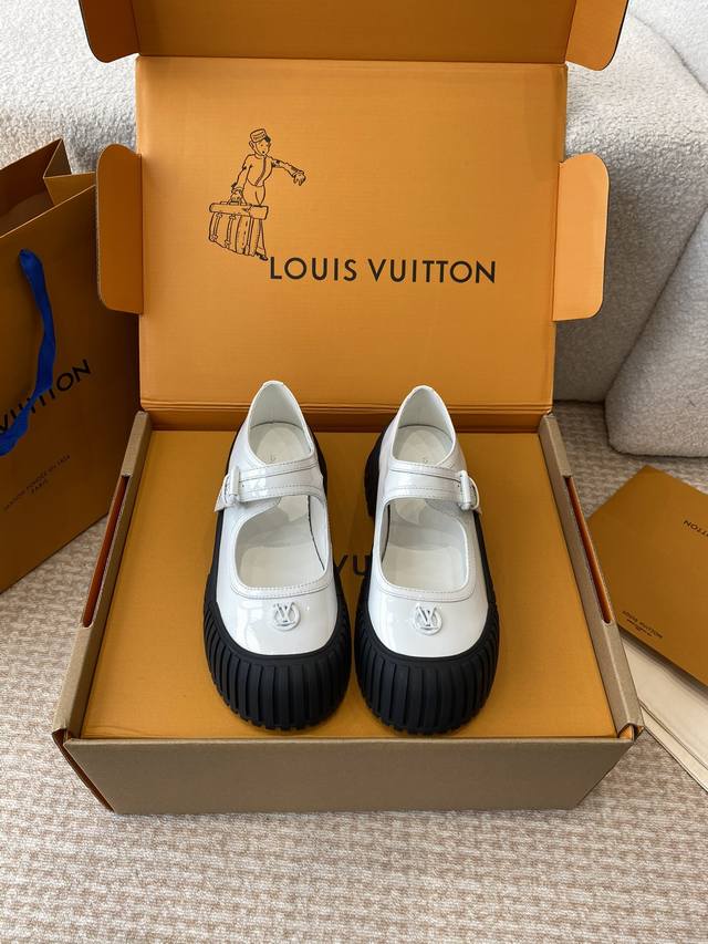 官网同步盒包装 Louis Vuitton 24秋冬 Lv 路易威登秋冬新款复古厚底鞋 玛丽珍 可爱十足非常减龄，完全不害怕显腿短，穿上后显得腿又瘦又直，超级推